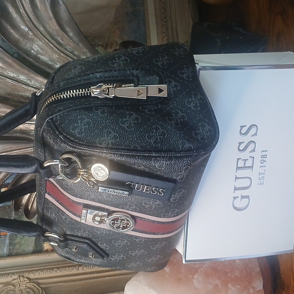 New Wo Tags GUESS Black and Red Women's Handbag - Picture 5 of 15